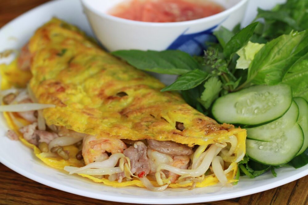 Filled crispy rice pancakes with salad greens