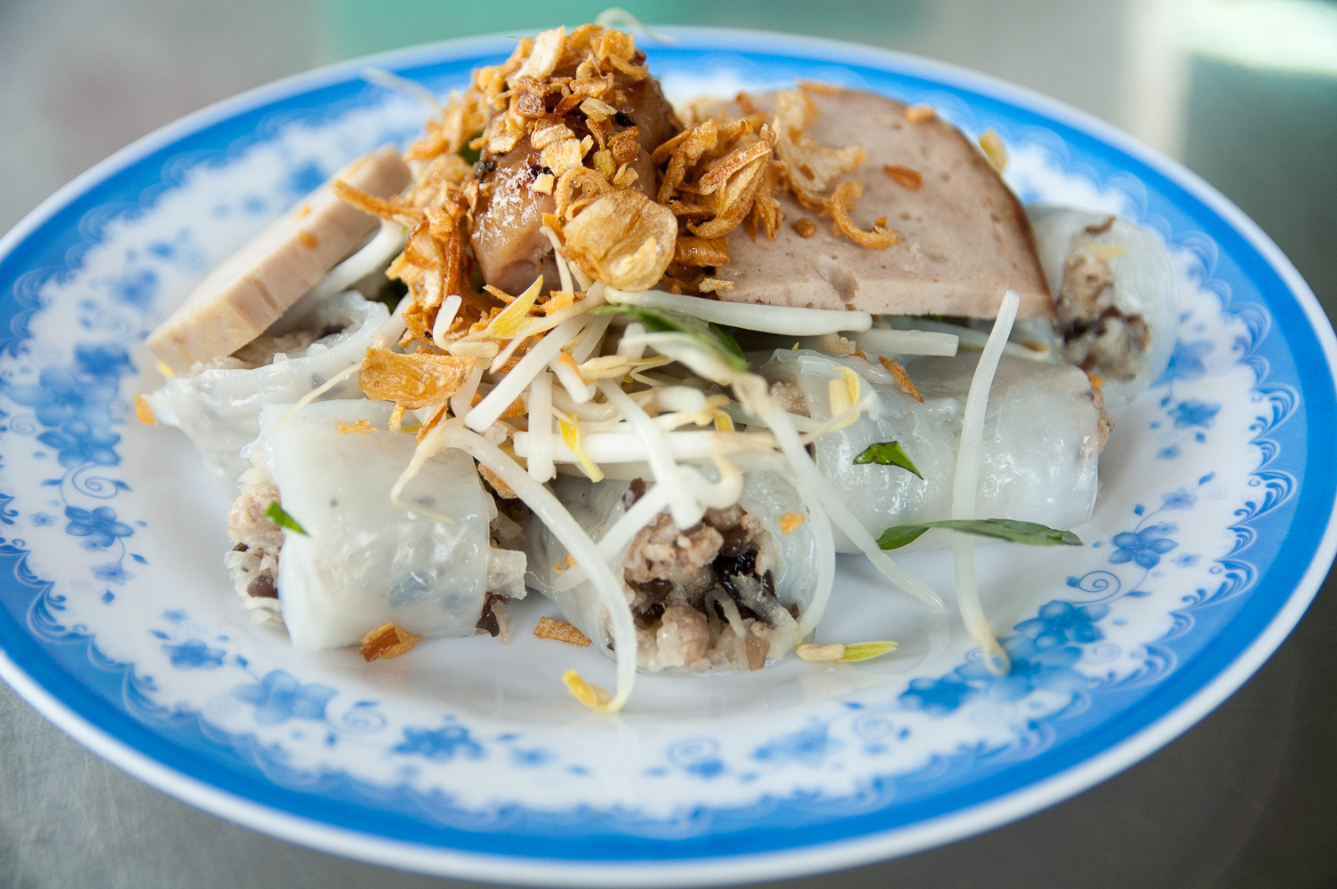 steamed rice flour rolls topped with dried shallots and pork sausage